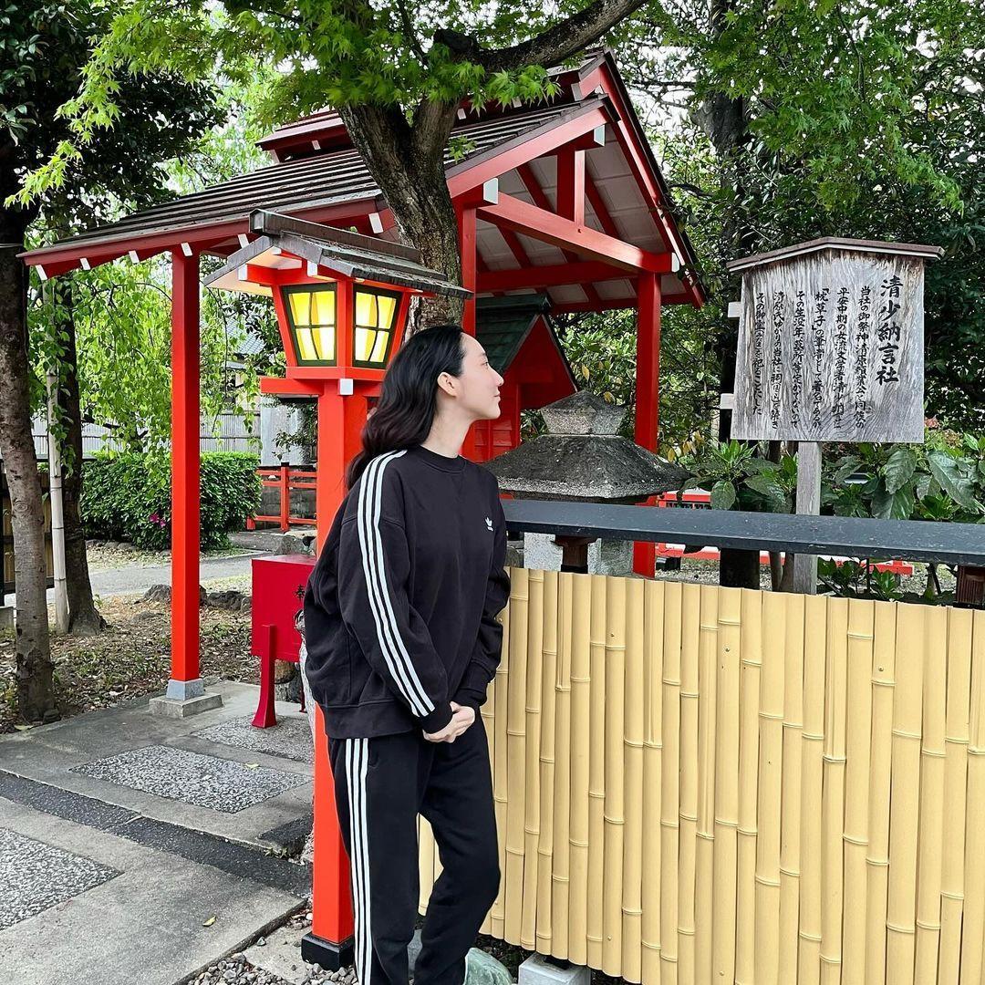 先日お仕事で京都に行けたので#車折神社 に奉納していた玉垣見に行きました！去年の6月ぶり！直接見に行けてなかったのでやっと！社務所さん閉まってたのに気づいて下さってご挨拶もできました #光る君へ 観てくださっているそうでお話もさせていただけて嬉しかったです 大阪にいる頃から芸能神社があるので時々お詣りに行ってましたが、去 (2)