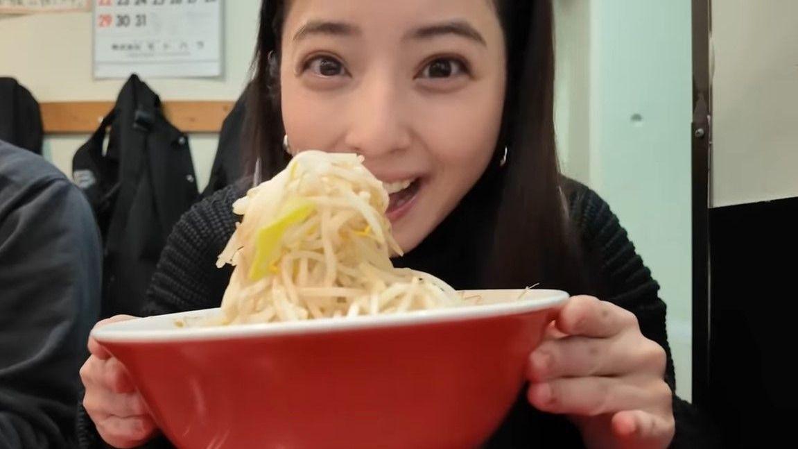 先頭で開店待ち！？佐々木希 大好きな“二郎系ラーメン”を豪快にすする！クスッとアフレコも「ギャップたまりません！」