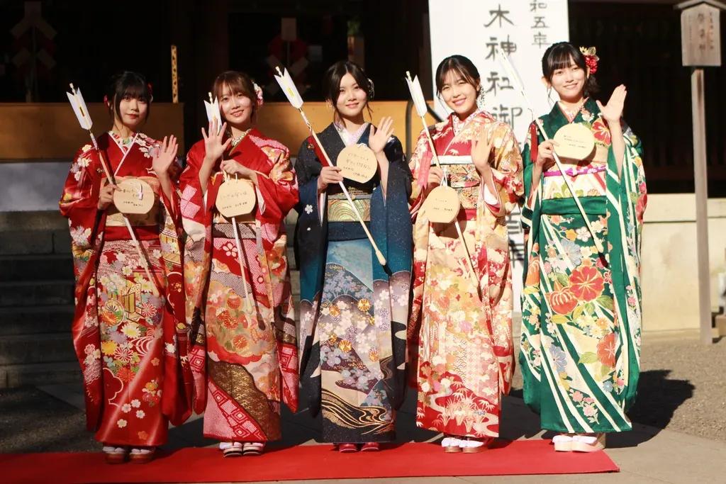 乃木坂46の新成人5人が晴れ着姿を披露！伊藤理々杏「沖縄の海も想像できる青色」_bodies