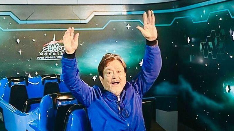 大和田伸也 『スペース・マウンテン』での“イケおじ”ショット公開！「ジェットコースターとは知らなかった…」