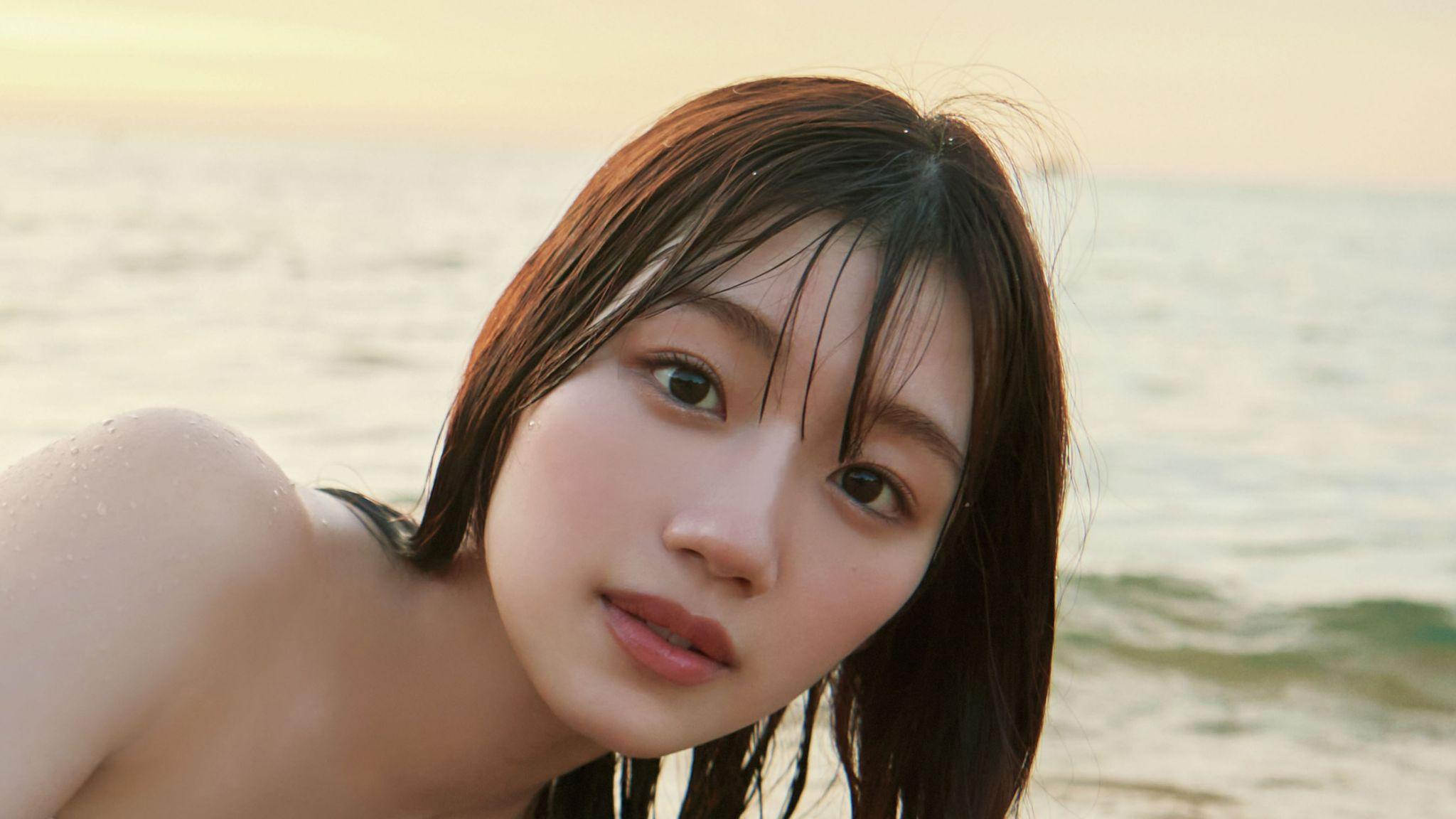 「特別な1枚」白いドレスで夕暮れの海で横たわる大人っぽさあふれる新カットが公開！日向坂46・佐々木美玲1st写真集