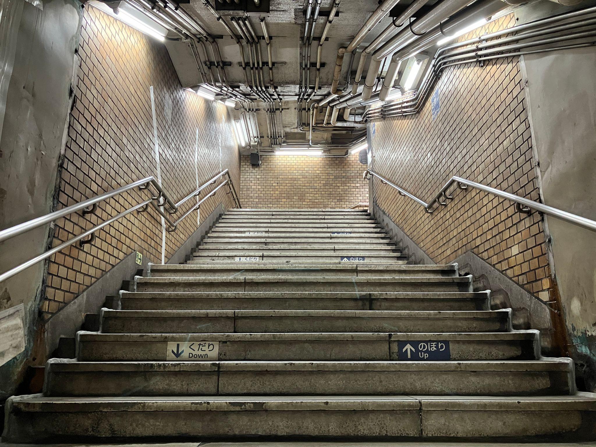 【メトロ】湯島駅出入り口の階段現在