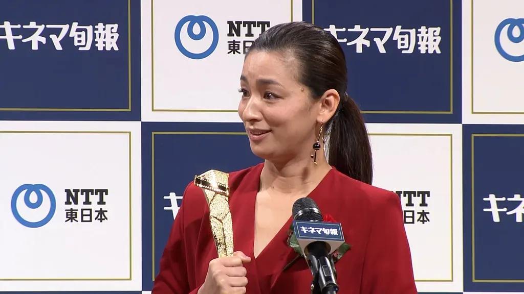 尾野真千子が「親子」で受賞！キネマ旬報ベスト・テン表彰式で見せた“母の顔”_bodies