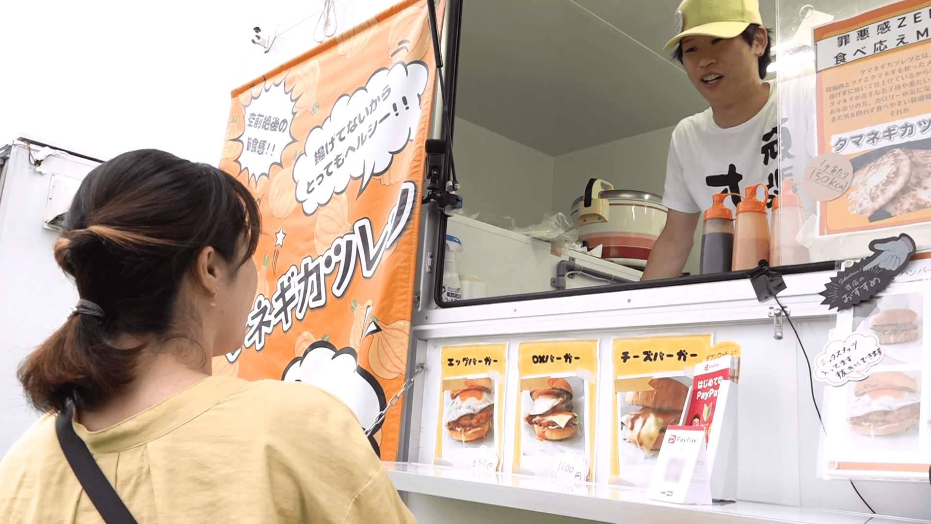 『ザ・ノンフィクション』お客さんと話す康法さん