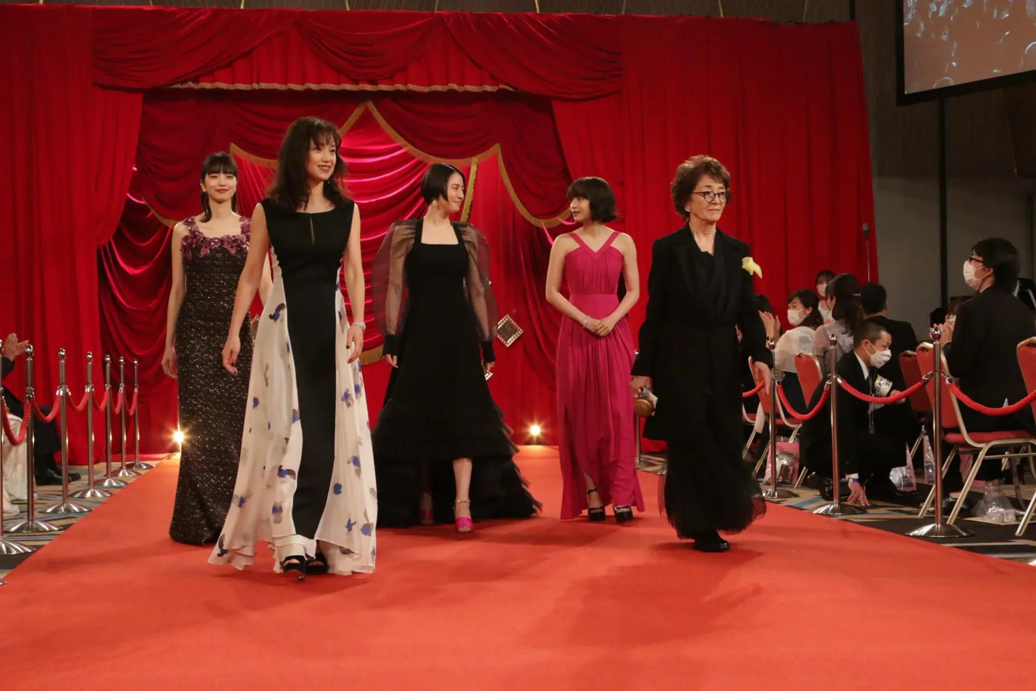 第44回日本アカデミー賞の受賞者が華やかな装いでレッドカーペットに登場_bodies