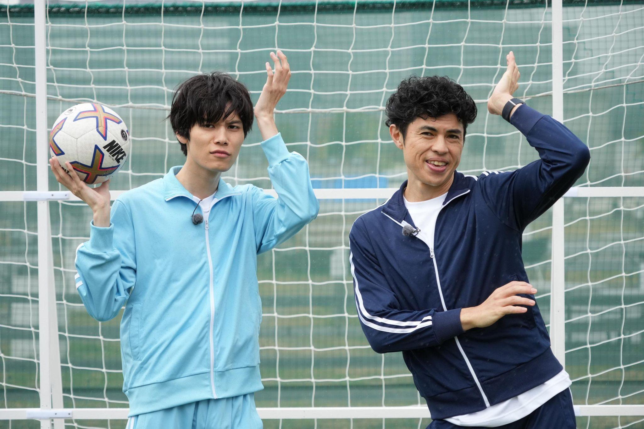 萩原利久が25歳の誕生日プレゼントを賭けて小島よしおとサッカー対決！