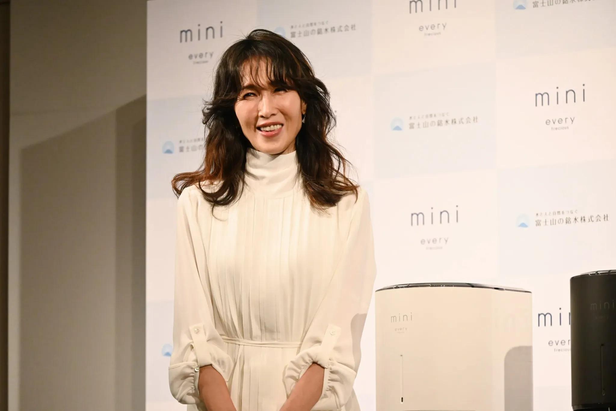 工藤静香 春らしい白ワンピでイベントに登場！「かわいく撮ってくださいね」と取材陣におねだり_bodies