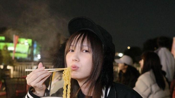 「癒やされた」本田翼 カメラ目線のラーメンショット披露　夜の街での熱々の湯気に「世界一おいしそうに食べる」絶賛の声