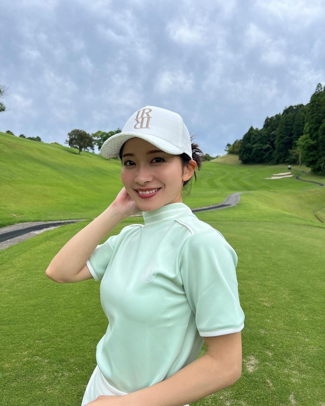 「スタイル良すぎ」山本里菜アナがキュートすぎる白ミニスカのゴルフウェア姿を公開 ファンから絶賛の声