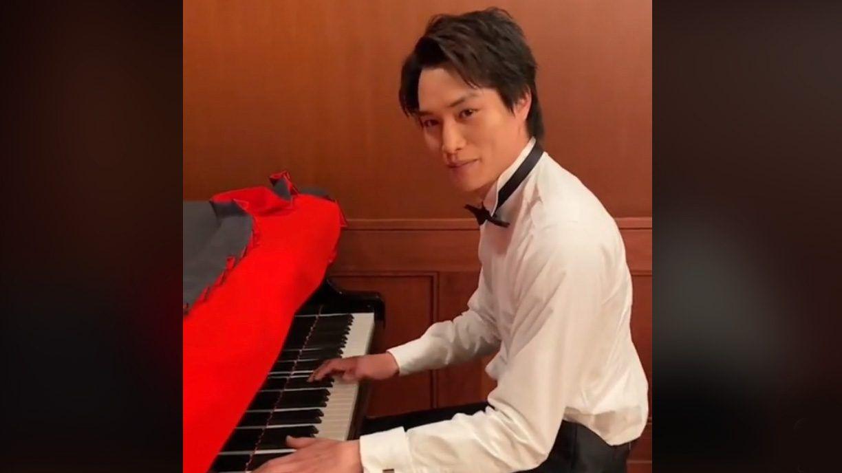 鈴木伸之がピアノ披露で照れ笑い♡『忍者に結婚は難しい』