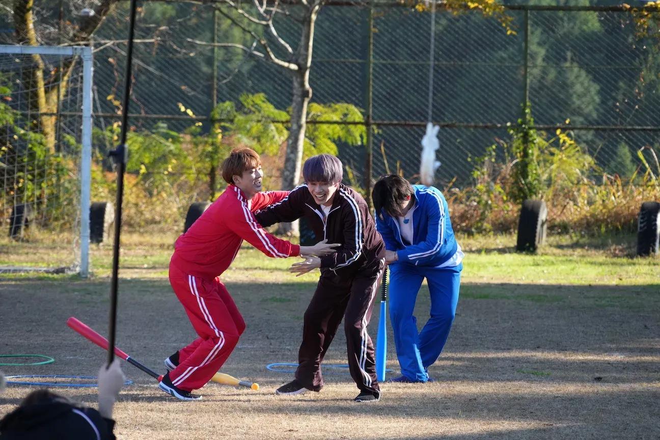 超特急がスポーツバトル！“相撲”対決でタクヤとタカシ困惑「何が起きたん？」_bodies