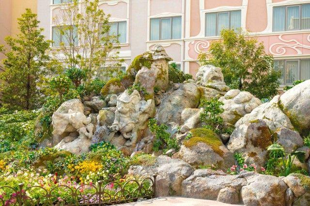 東京ディズニーシー・ファンタジースプリングスホテル　メインエントランス（キャラクターなどをかたどった岩の彫刻）１_md