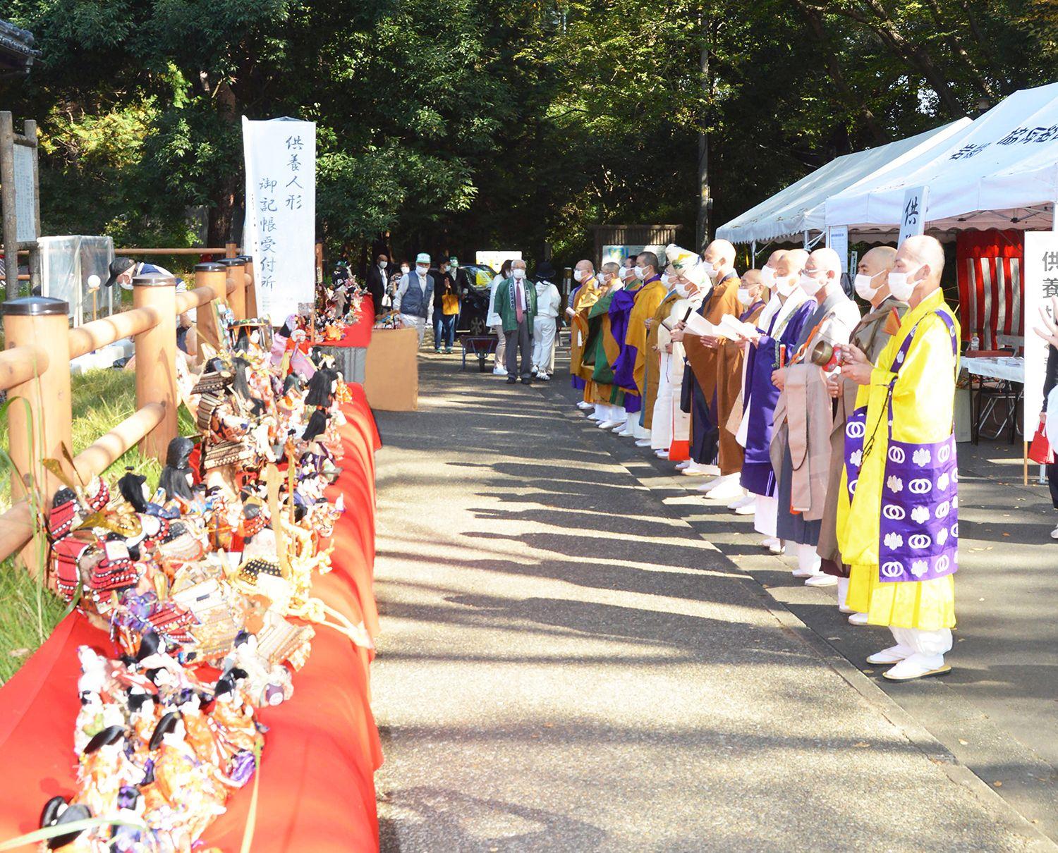 人形のまち岩槻で「人形供養祭」開催。僧侶による読経で、役目終えた人形の冥福を祈ります。