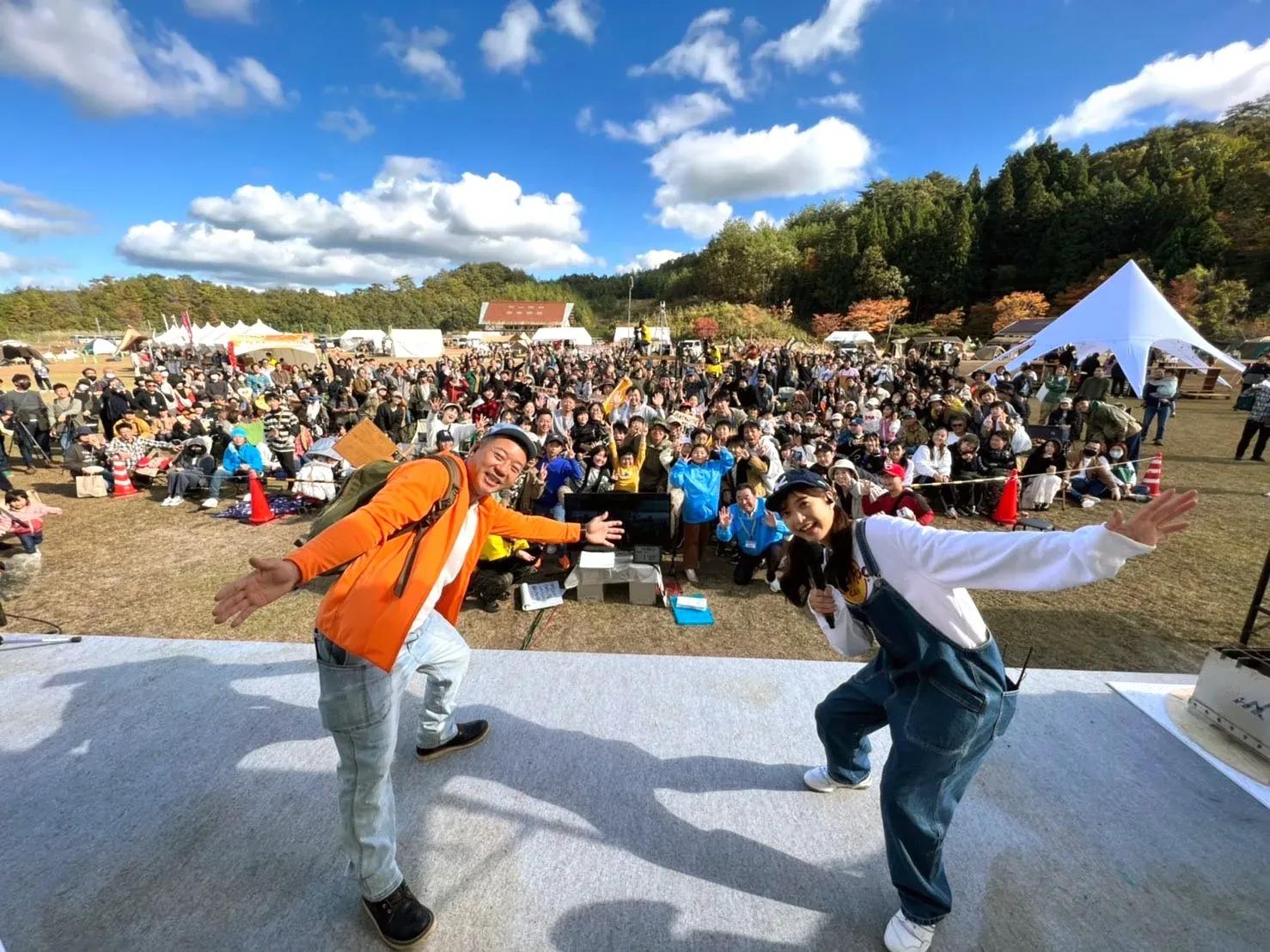 『西村キャンプ場』宿泊イベントに1000人が集合！西村瑞樹は、各テントを回り“火吹きサービス”_bodies