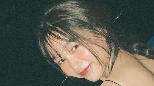 「大人の日奈子さん」女優・桜井日奈子ナイトプールでざっくり美背中を肌見せ！振り向き笑顔に「色っぽい」の声