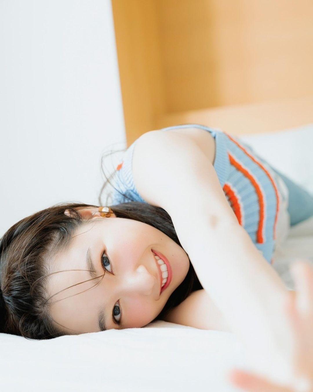 桜井日奈子　ベッド横たわりショットに思わずドキッ！透明感あふれる横顔姿に「かわいすぎて言葉失う！」と絶賛の声