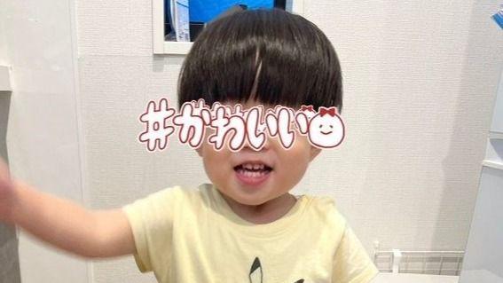 「ちょっ…それで！？」2歳児がキッチンでニコニコ笑顔でとったまさかの行動！「可愛さ爆発で優勝」の声【激かわキッズ奇跡の瞬間】