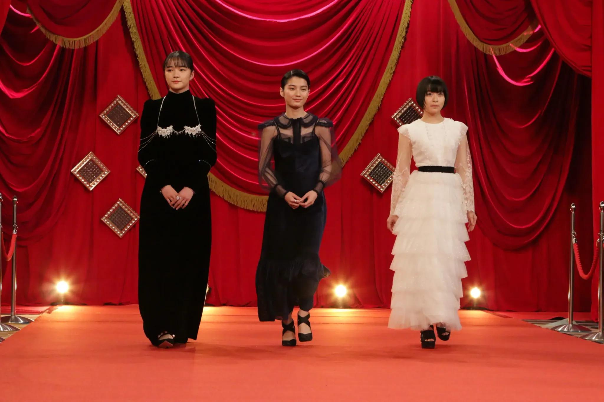 第44回日本アカデミー賞の受賞者が華やかな装いでレッドカーペットに登場_bodies