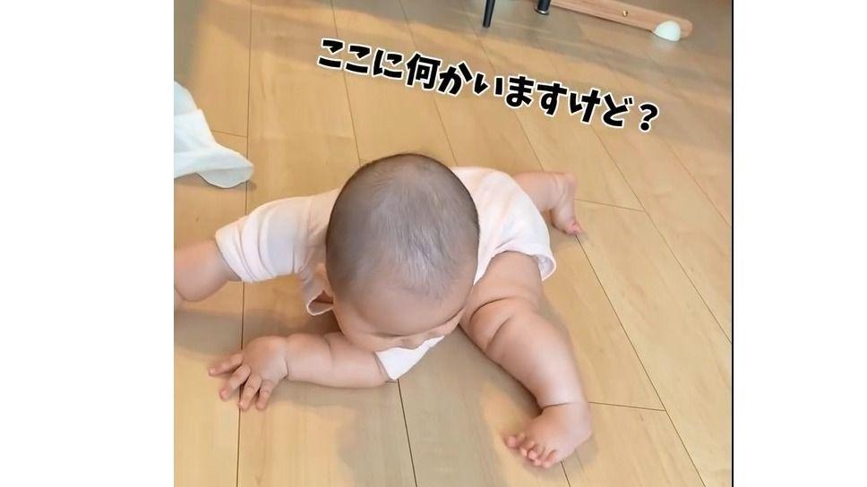 自分の足を追いかけ回す赤ちゃんが「可愛すぎてずっと見てられる」と話題！左足の存在に初めて気づいた瞬間！？【激かわキッズ奇跡の瞬間】