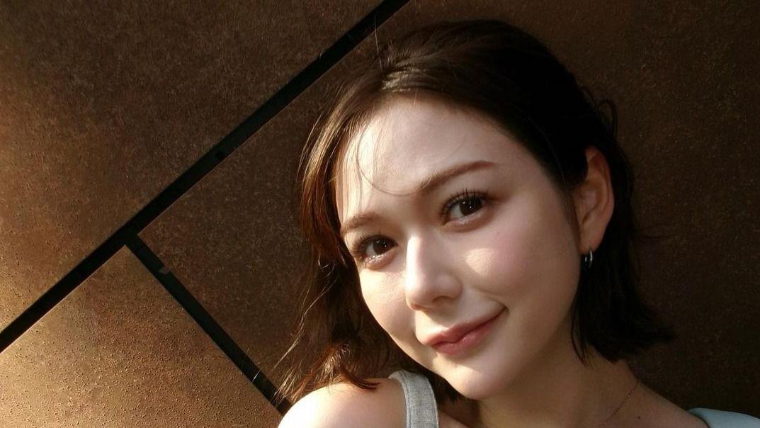 “背中も美しい”村重杏奈  脇チラ見せ＆背中が大きくあいた肌見せコーデを披露 「眩しい肌」と絶賛の嵐