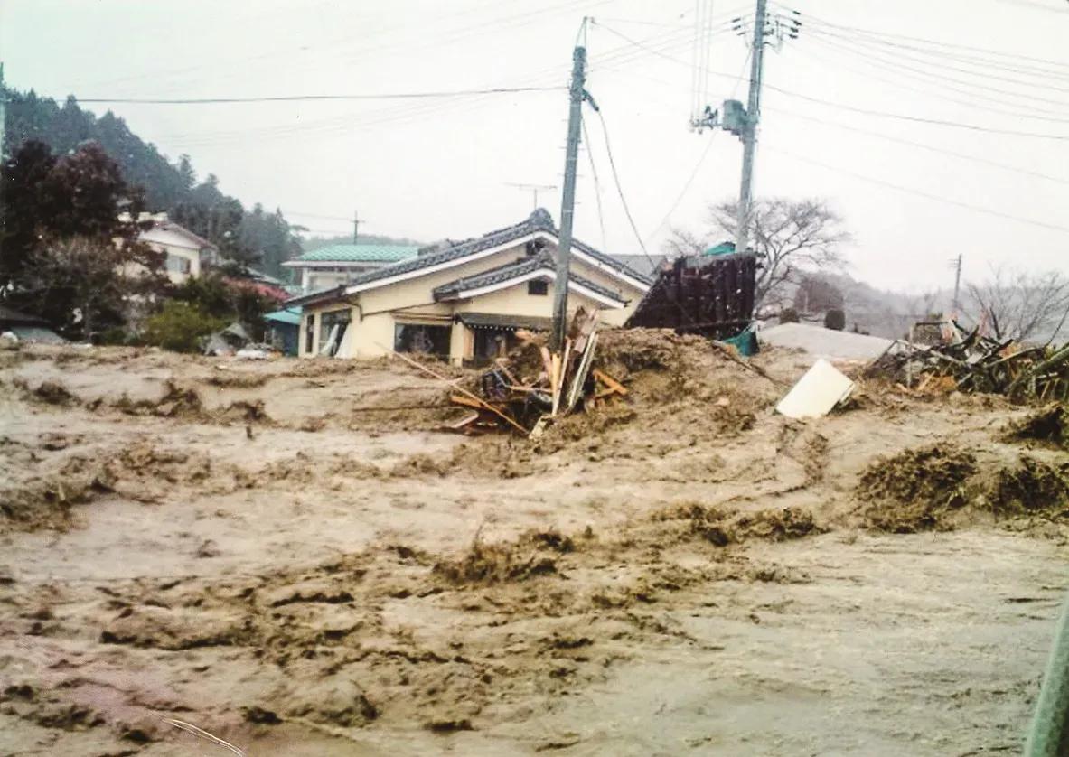 福島県内陸部で起きたダム決壊…そのとき何が！？映像と人々の証言から全容が明らかに_bodies