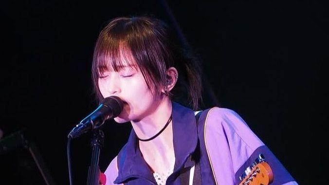 「この髪形まじ天使！」山本彩 カチモリヘアの爽やか笑顔のピースやギター弾く姿などを大公開！「ヘアスタイル超似合ってる」