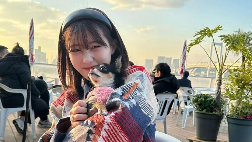 きゅるんな目元がそっくり？田中美久 愛犬との休日デートでチュッ♡夕暮れとマッチしたエモ～いツーショットに反響