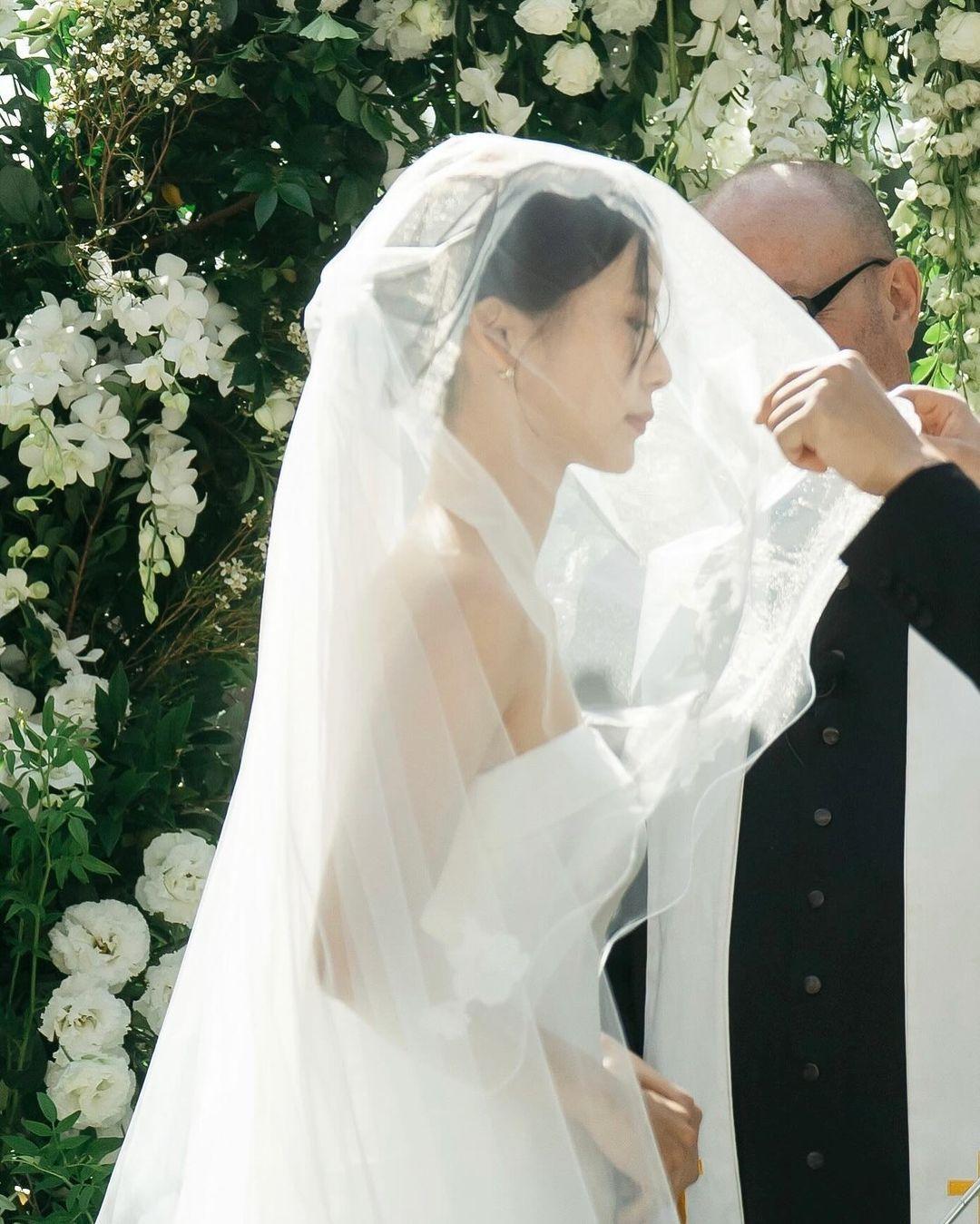 朝日奈央 “2年越し結婚式”での家族写真を公開！挙式早々に「大好きなゲストの方の顔を見たら私が大号泣」と明かす