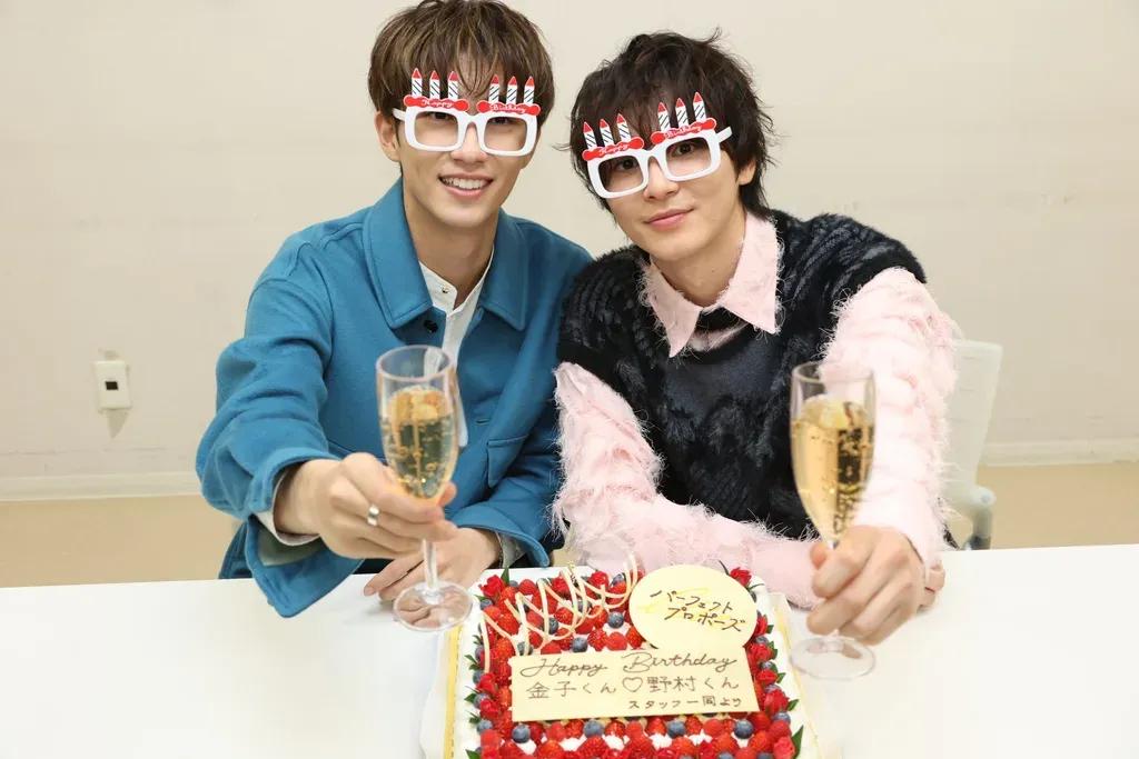 金子隼也＆野村康太 サプライズ誕生日会で仲良く自撮り！ケーキをどこから食べるか“小声相談”_bodies