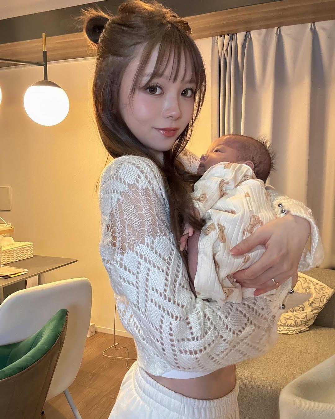 「天使が2人！？」ばんばんざい・ぎしの妻・桜井美悠 生まれたばかりの息子との自撮り写真公開！「綺麗でいようとする努力に尊敬」と反響も