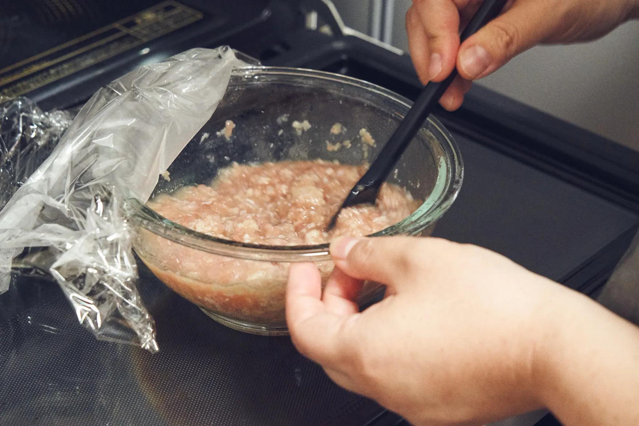 そうめん、夏野菜にベストマッチ！レンジで10分！ナンプラー鶏そぼろ【今井真実の肉レシピ】_bodies