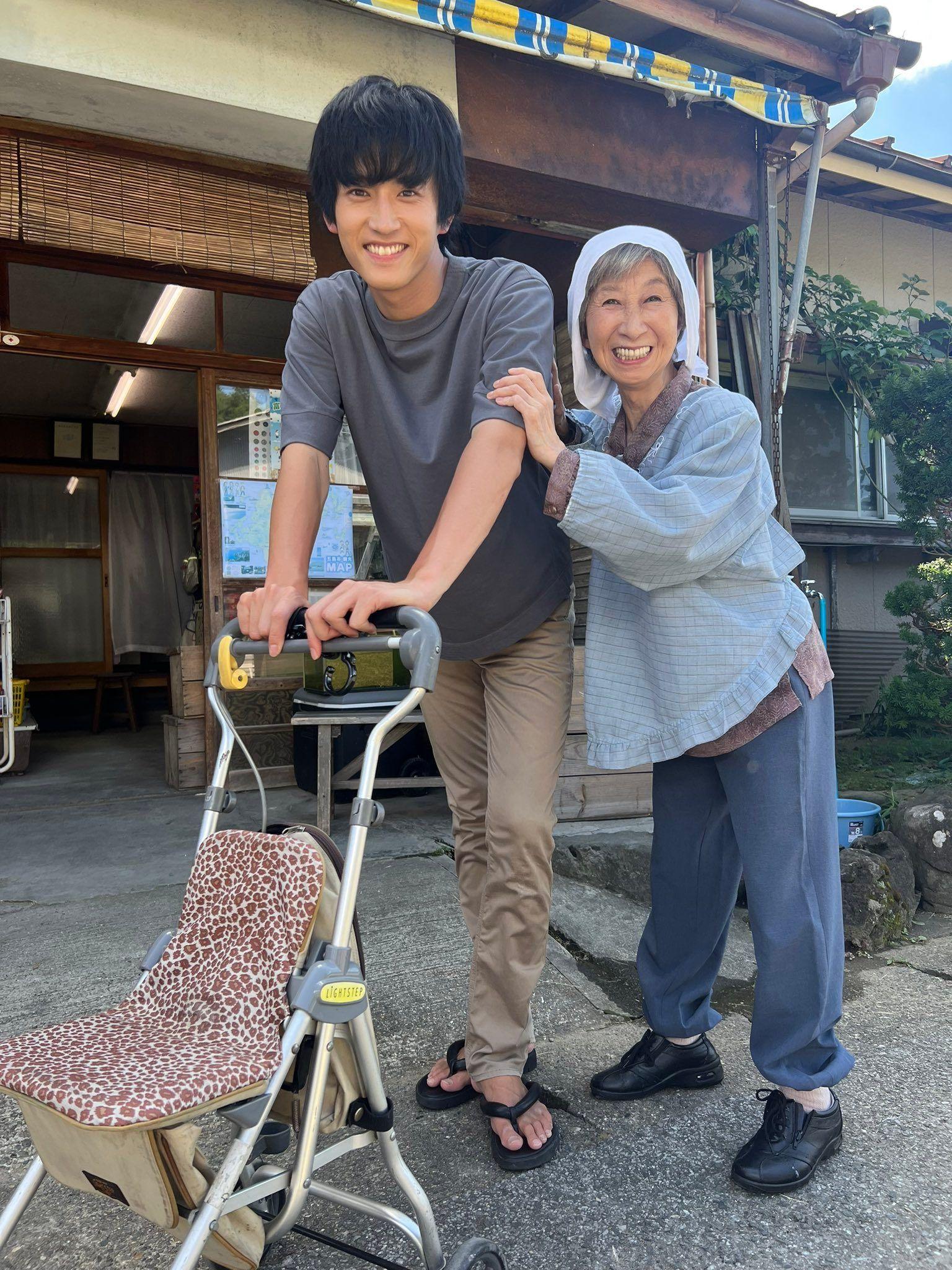 杉野遥亮と鷲尾真知子の“ほのぼのショット”に「いい笑顔！」ドラマ『ばらかもん』