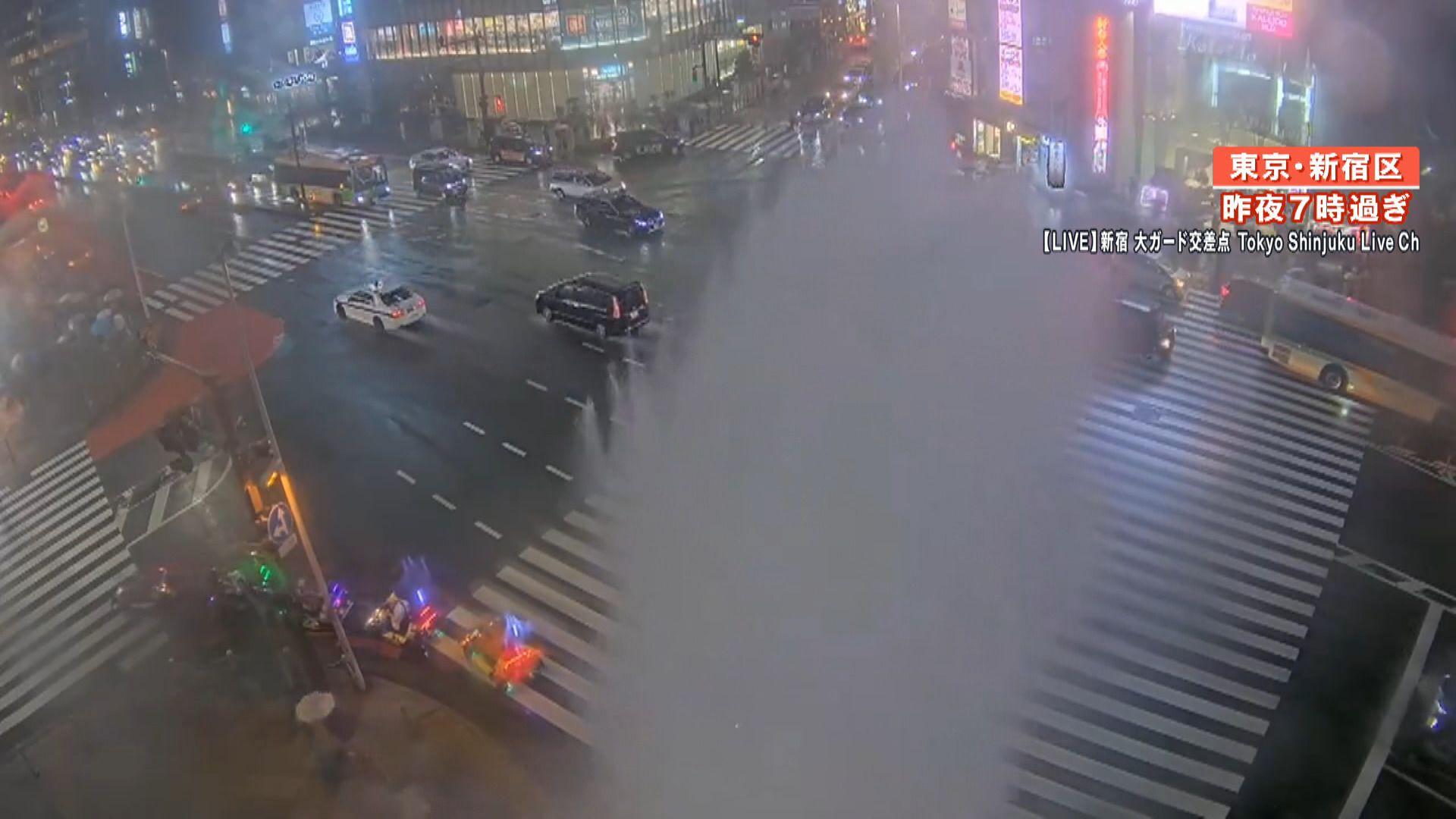 【記録的ゲリラ雷雨】都心の駅も歩道も水浸し…新宿駅前でマンホール吹き飛ぶ「この世の終わりみたいな音が…」