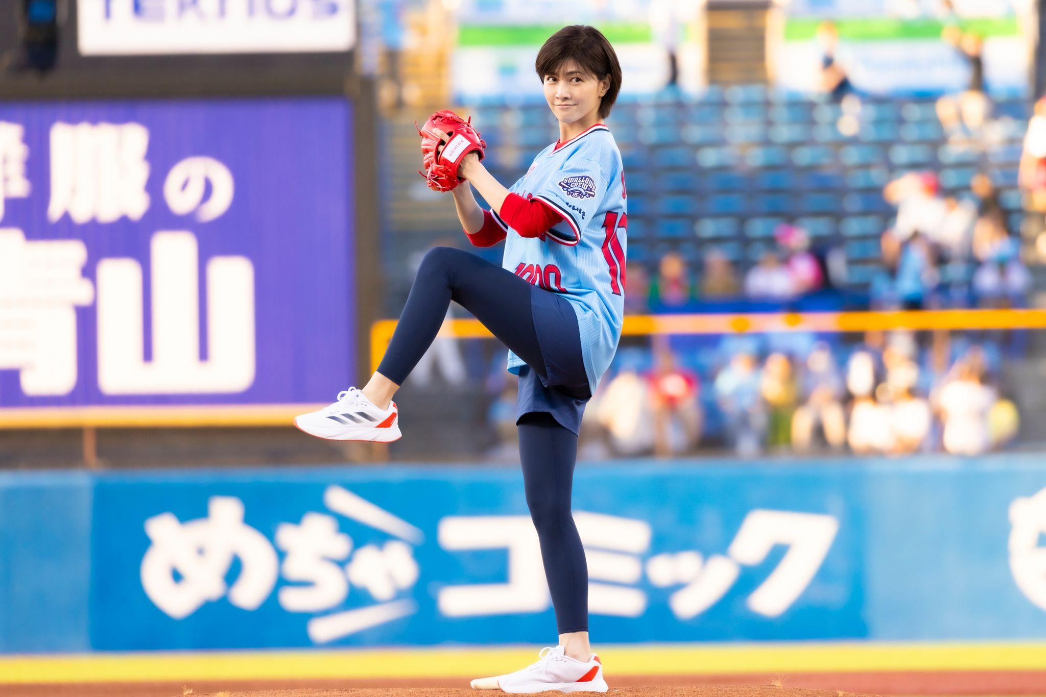 内田有紀 30年ぶりの始球式で超美脚＆キュートなユニフォーム姿を披露！投球はワンバンながらも「1000点です」