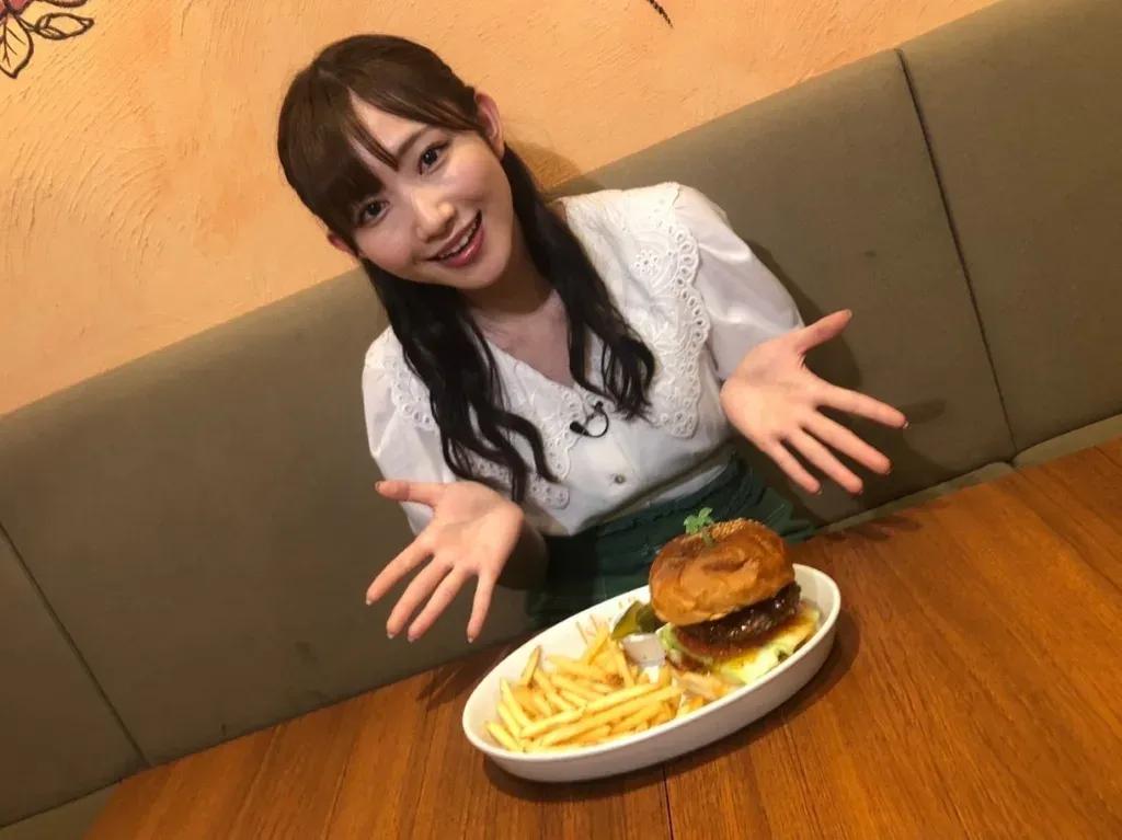 青山なぎさが旬の甘さを堪能！今が食べごろパイナップルグルメ4選_bodies