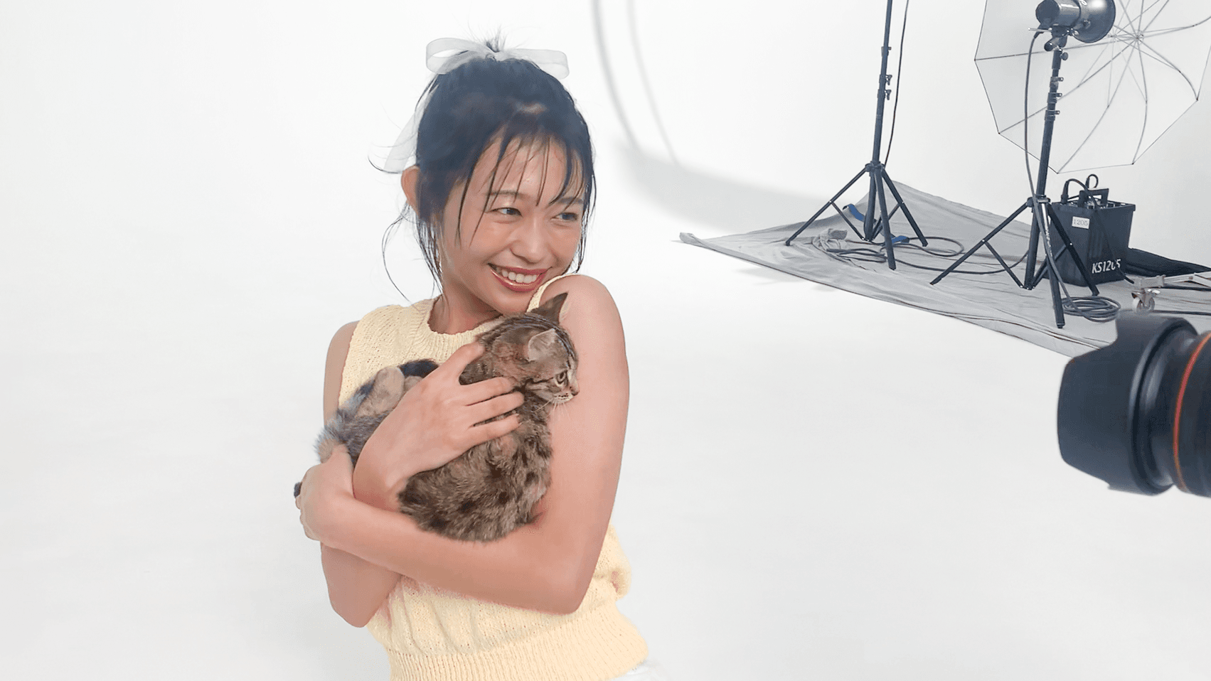 松﨑涼佳アナが子猫にメロメロ！素顔は「旅する引きこもり」夢は20代のうちに47都道府県制覇【フジテレビアナウンサーカレンダー2025】