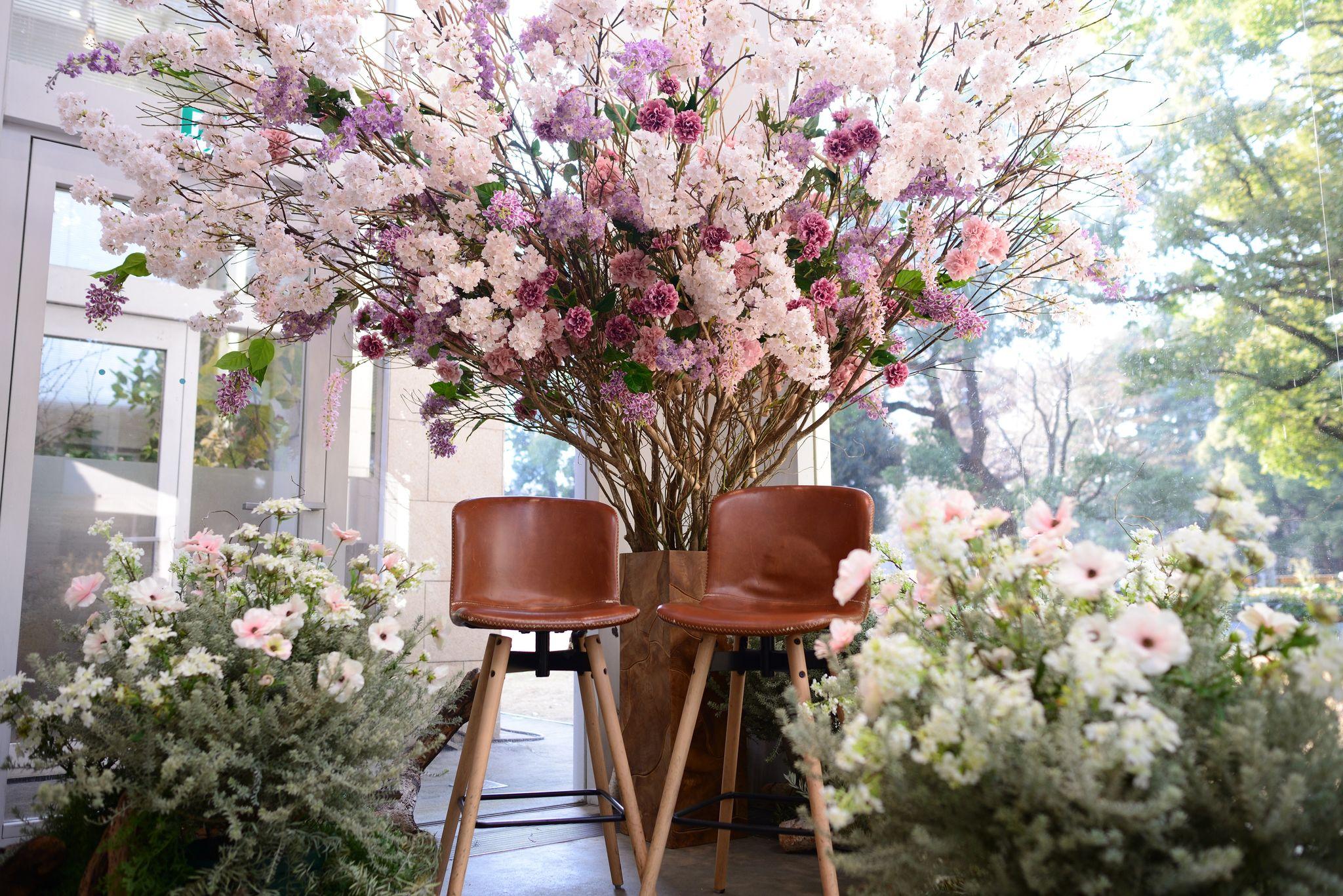 ひと足早い満開の桜と春の花々に囲まれた撮影が叶う！期間限定フラワーフォトブースが「日比谷花壇 日比谷公園本店」に登場！