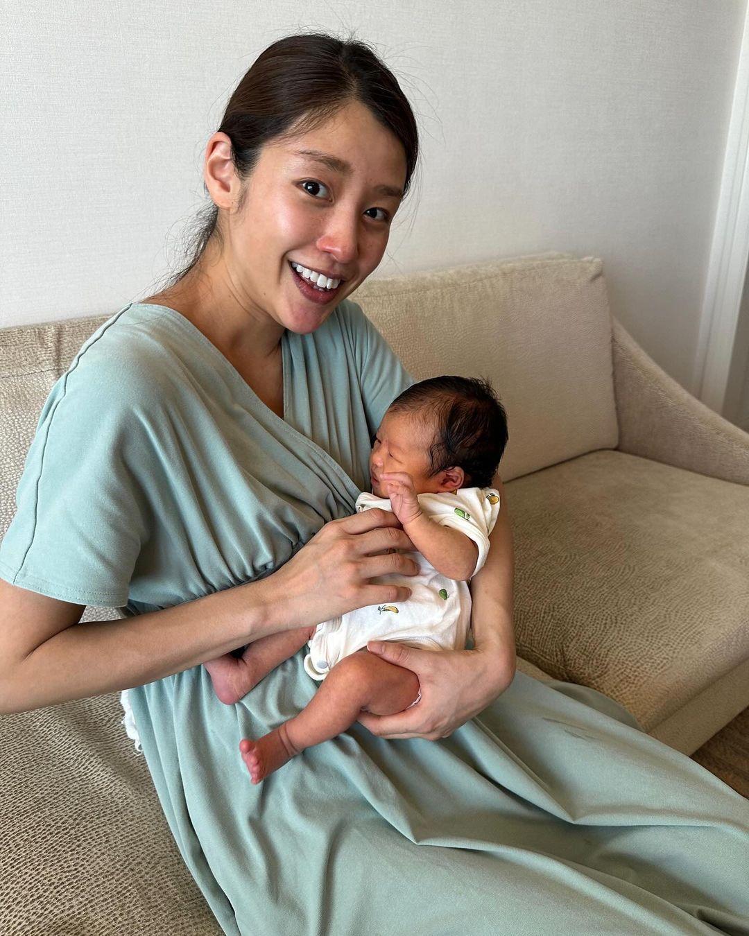 岡副麻希（31）生まれたばかりの長女との2ショット公開　産後12日目の写真に「産後も美人」と驚きの声
