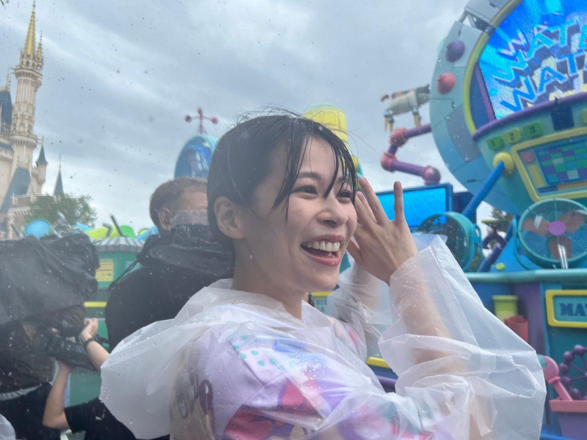 【写真44枚】ディズニー　ベイマックスの“びしょ濡れパレード” 鈴木唯アナがパワーアップした散水を先行体験！