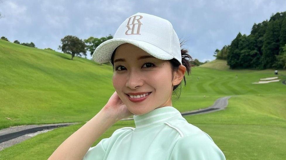 「スタイル良すぎ」山本里菜アナがキュートすぎる白ミニスカのゴルフウェア姿を公開 ファンから絶賛の声