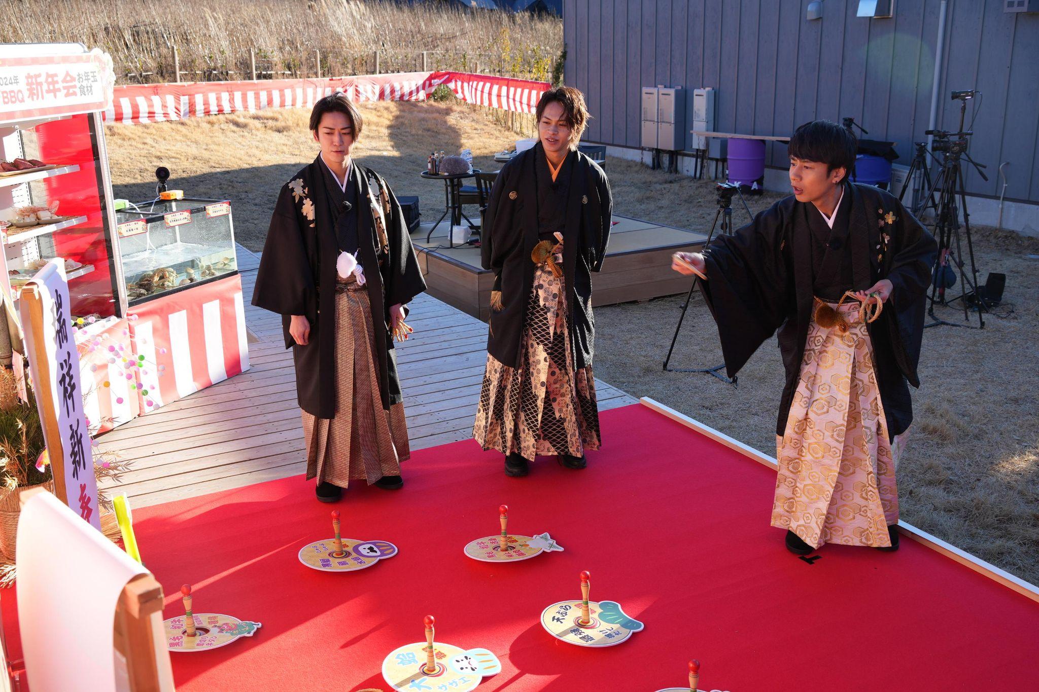KAT-TUNの亀梨和也さん、上田竜也さん、中丸雄一さんが、新年恒例の袴でBBQを楽しみました。