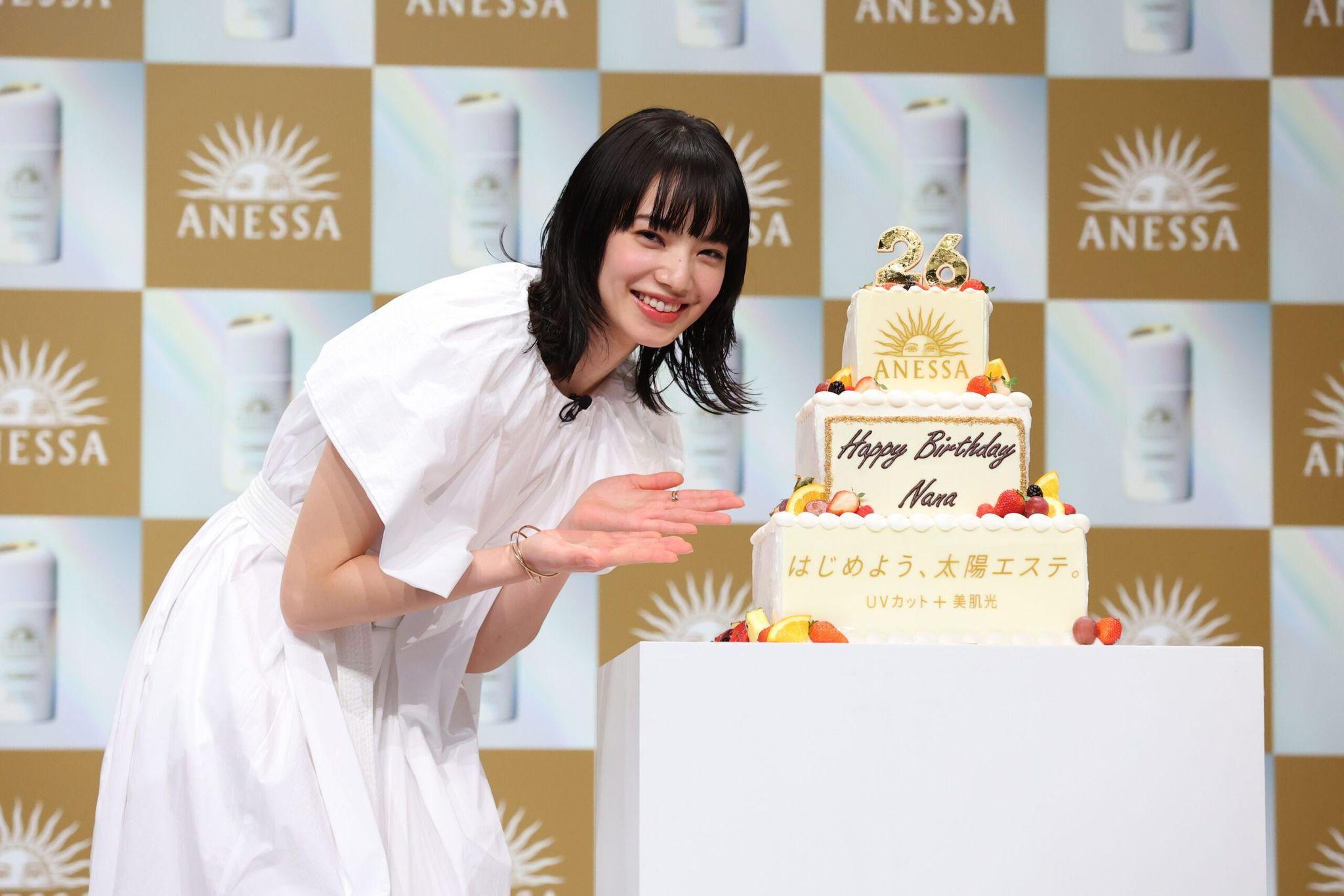 白ワンピの小松菜奈、26歳誕生日を前祝い！目標は「富士登山」