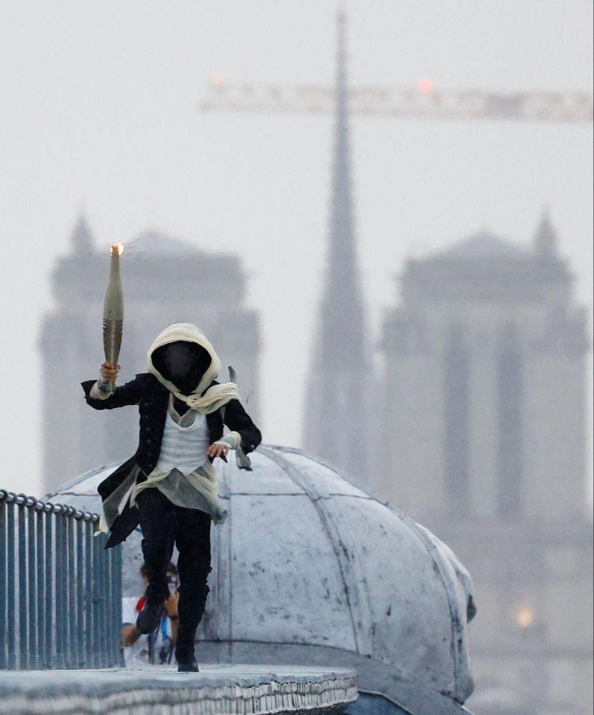 パリオリンピック開会式に登場した謎の聖火ランナー
