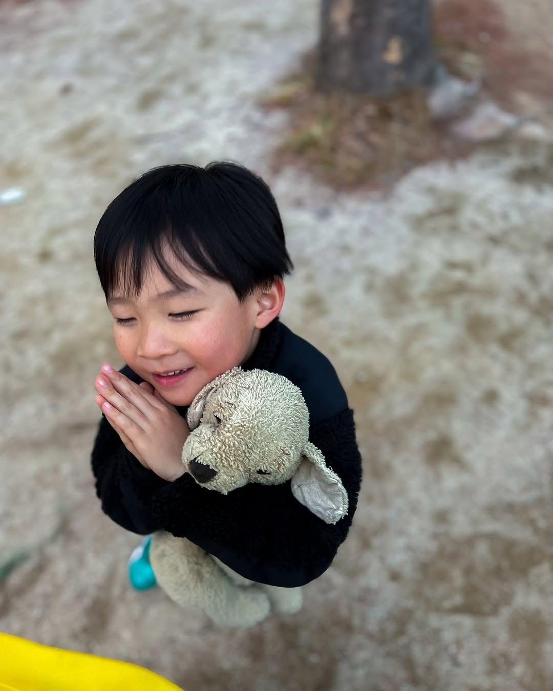 「どうしてパパと…」初めての失恋！？ママ大好きな4歳男の子の涙の理由に癒やされる人続出！「可愛すぎて涙が出てきた」「永久保存版」【激かわキッズ奇跡の瞬間】