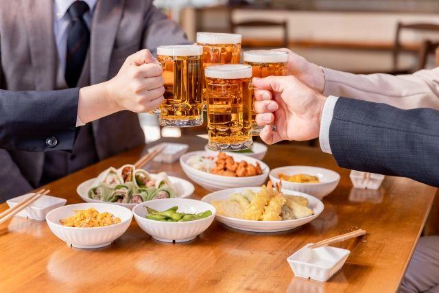 忘年会に行った夫からの「何時に帰ります」の連絡は必要？不要？飲み会に出た夫を起きて待つ妻は22％…その理由は！？