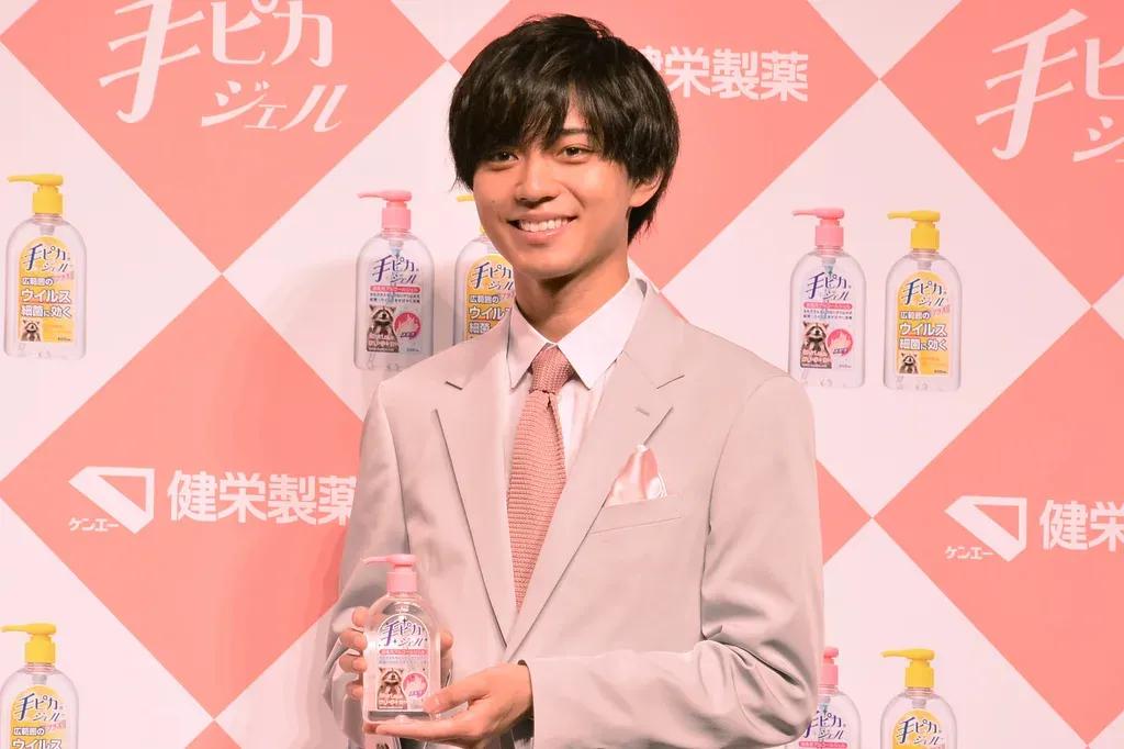 永瀬廉「ジャニーズは角度で生きている」179cmに育った道枝駿佑と久々の共演でキメ顔連発_bodies