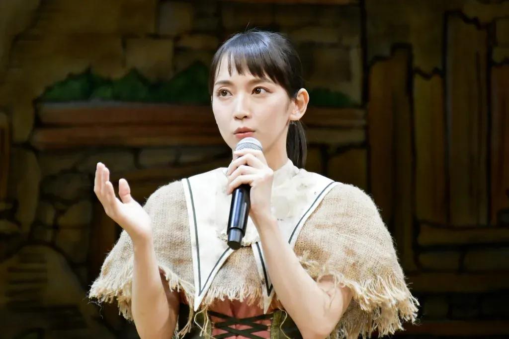 吉岡里帆 “衣装が前後逆”に赤面！初主演舞台での天然エピソード_bodies