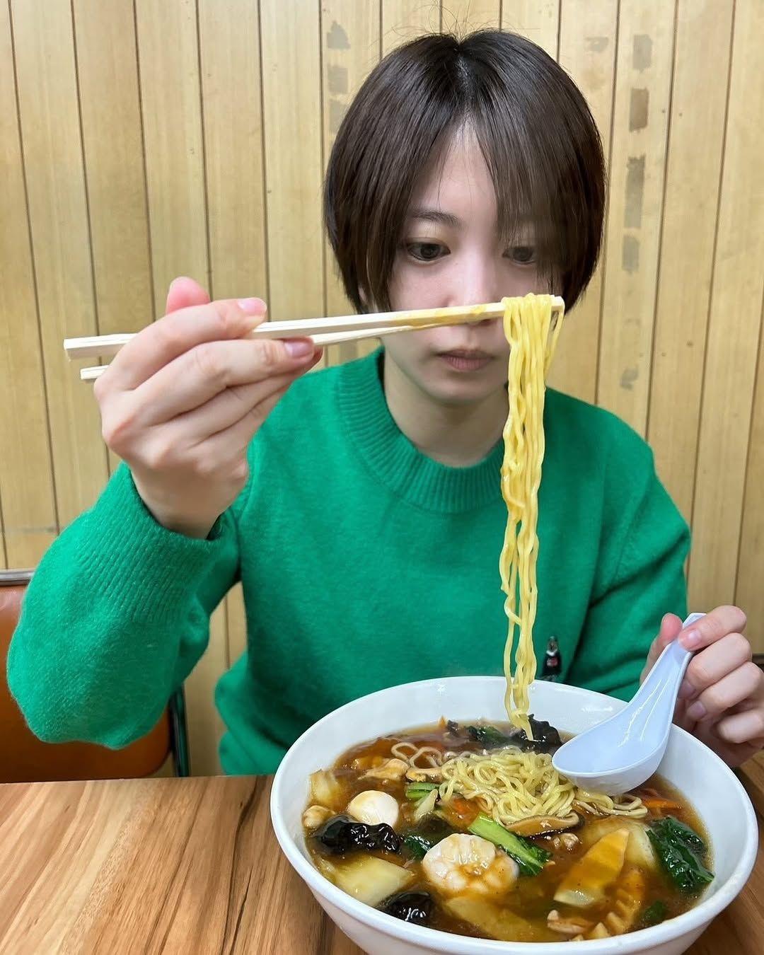 「頬張りすぎたリスみたい」志田未来 ラーメンを前に大きく頬を膨らませた瞬間に「どんぶりデカすぎない？」と反響の声