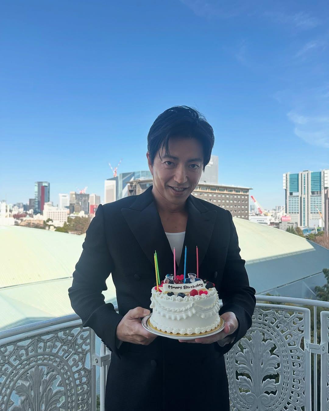 「めっちゃ新鮮！」大沢たかお 黒スーツ姿で誕生日ケーキ持つショット公開 見つめる姿に「初めてフォークになりたいって思った」