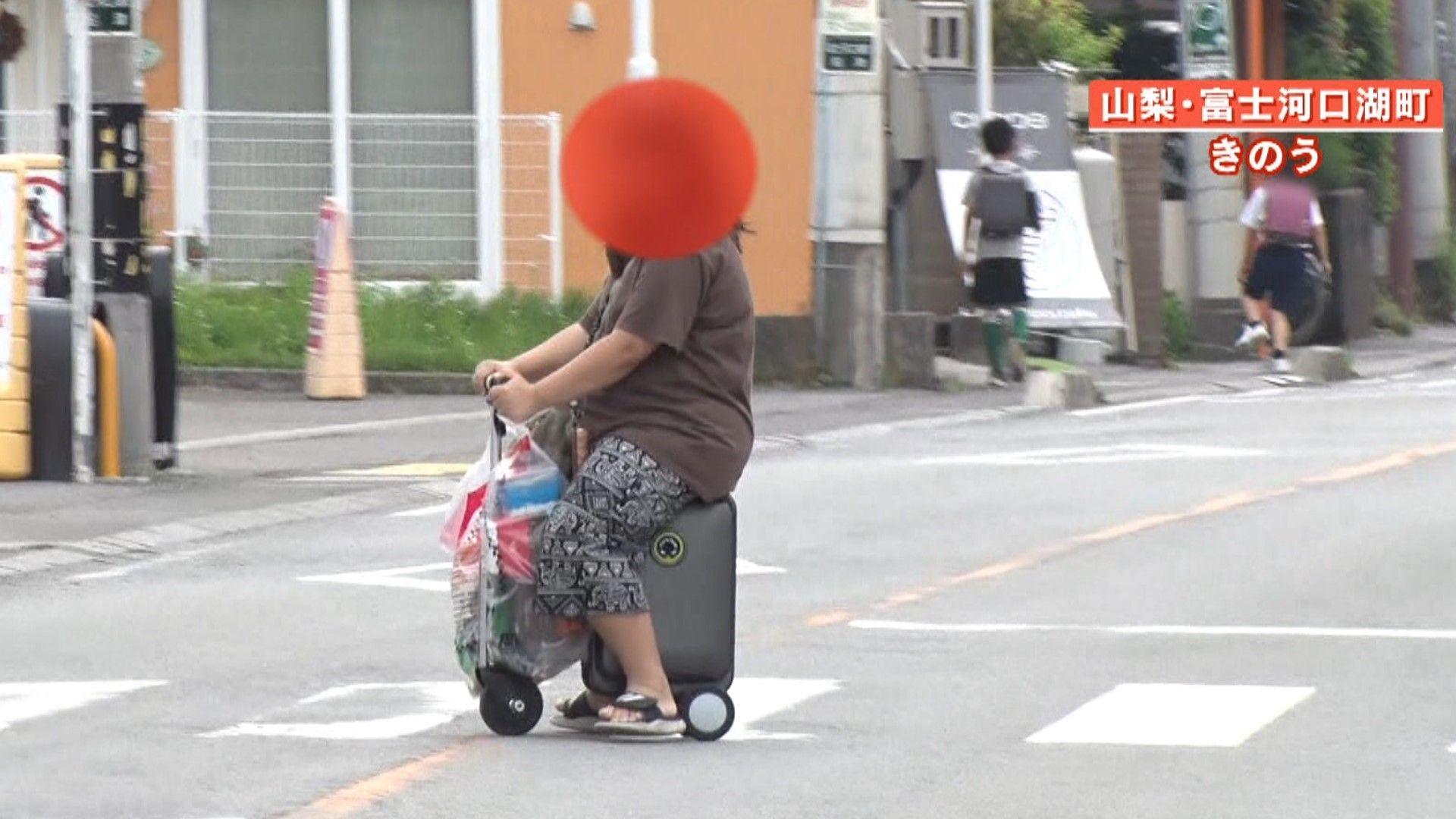 【注意】「電動スーツケース」での危険な走行相次ぐ…大阪では歩道走行で初摘発 富士山のぞむ観光地にも